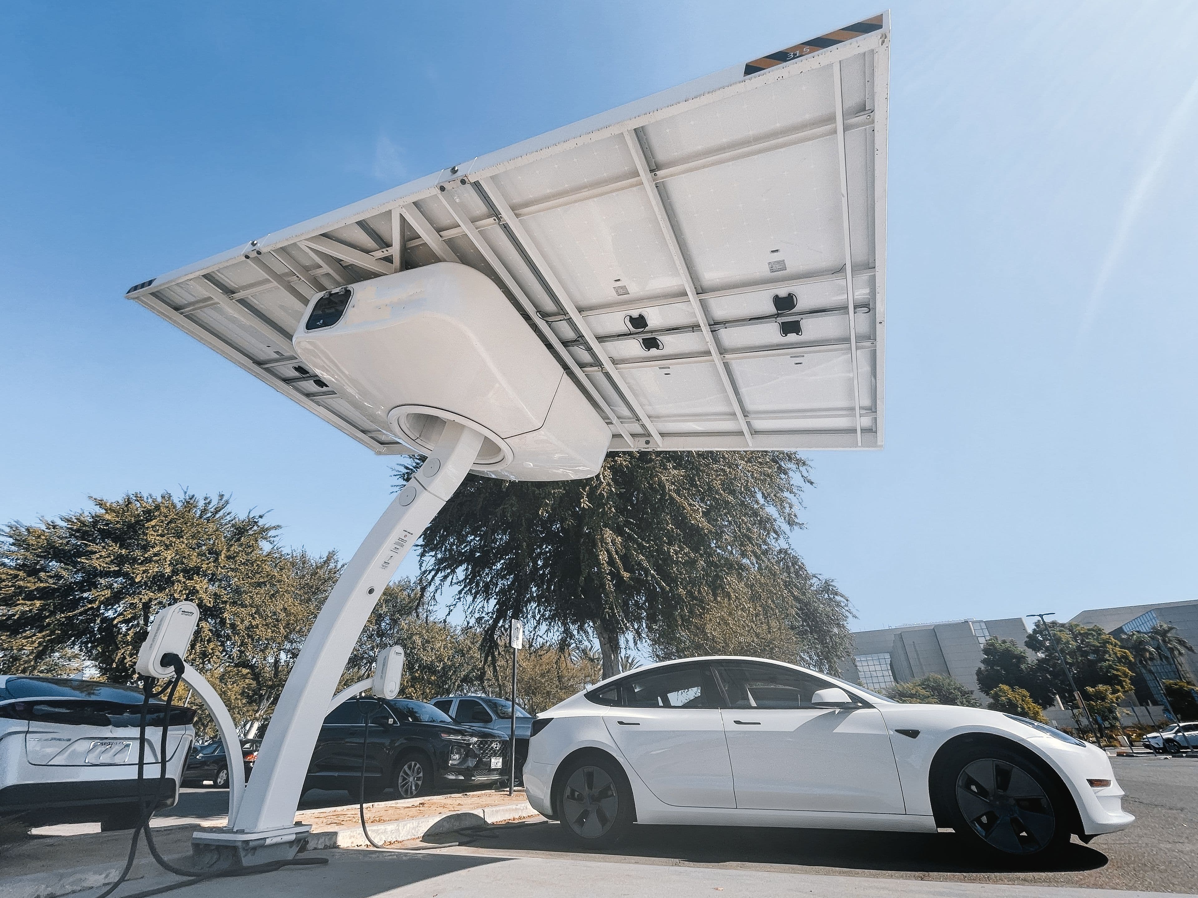 Vehículo eléctrico conectado a un punto de carga