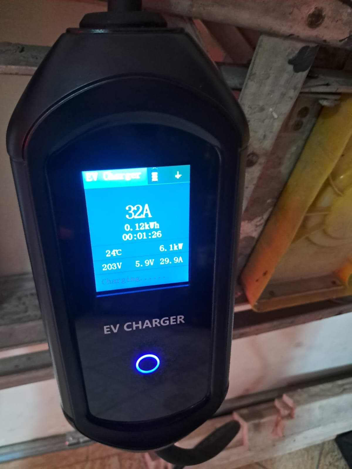 Pantalla del cargador mostrando 32 amperios y 6.1 kW durante una carga